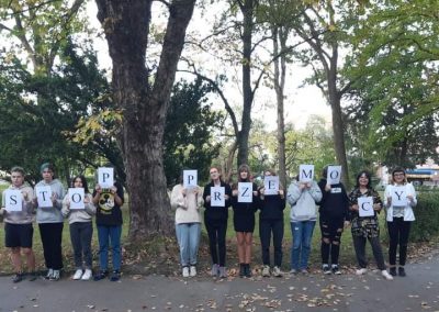 Młodzież z napisem STOP PRZEMOCY