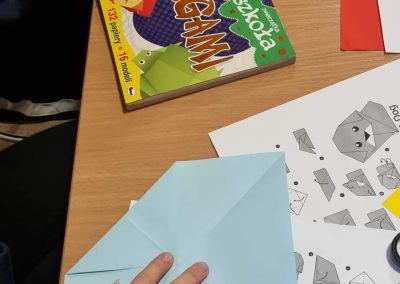 grupa wykonuje origami