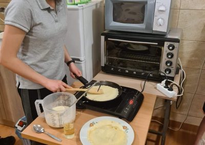 uczennica piecze naleśniki w kuchence internatowej