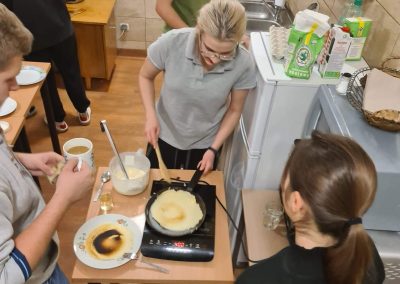 młodzież piecze naleśniki w kuchence internatowej